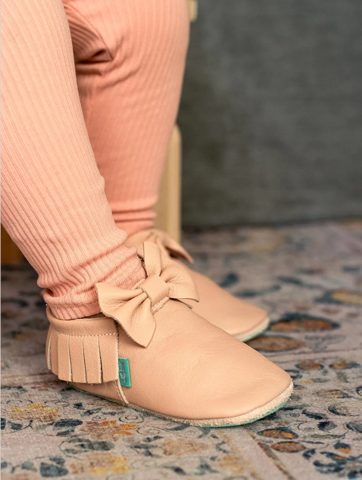 Для первых шагов: мягкие ботиночки SHUU Moccs, розовые, фото 2